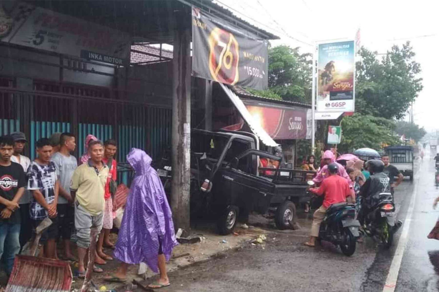 Mobil Pikap Tabrak Warga yang Sedang Menyapu hingga Tewas