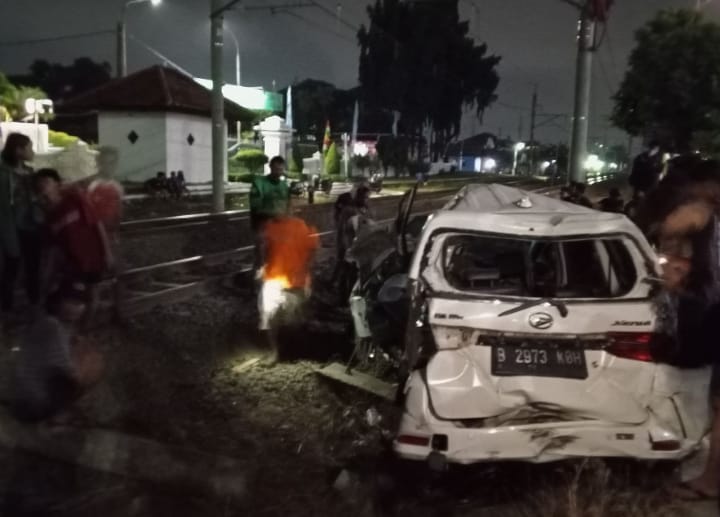 Mobil Xenia Ringsek Tetabrak Kereta Api di Bulak Kapal