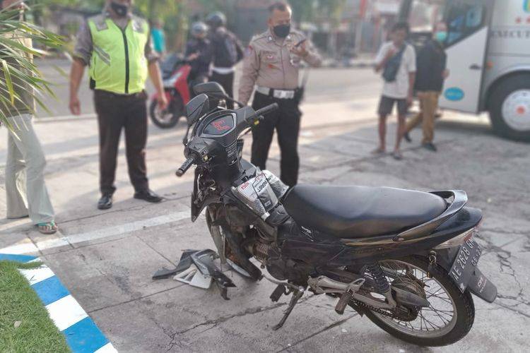 Motor Tabrak Bus Rosalia Indah yang Lagi Nyebrang, Pelajar Caruban Tewas di Tempat