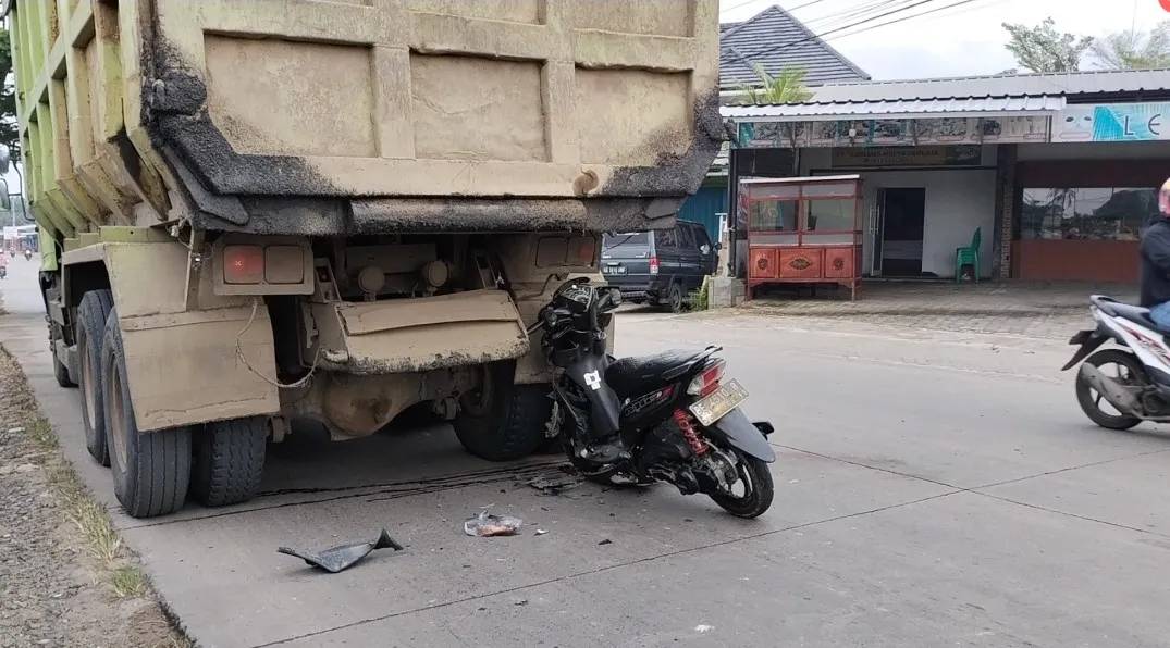 Motor Tabrak Truk sedang Parkir di Lampung Selatan, Pemotor Diduga Mabuk