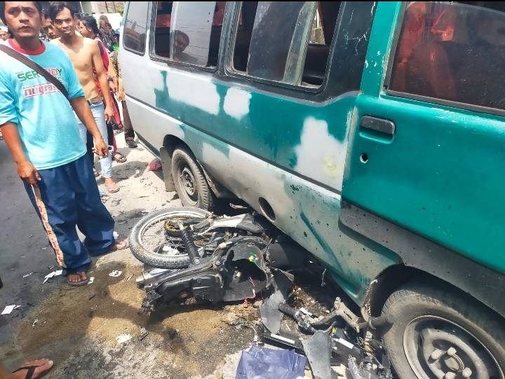 Motor Terlindas Truk Lalu Masuk ke Kolong Angkutan Umum di Serdang Bedagai, 2 Wanita Luka Berat