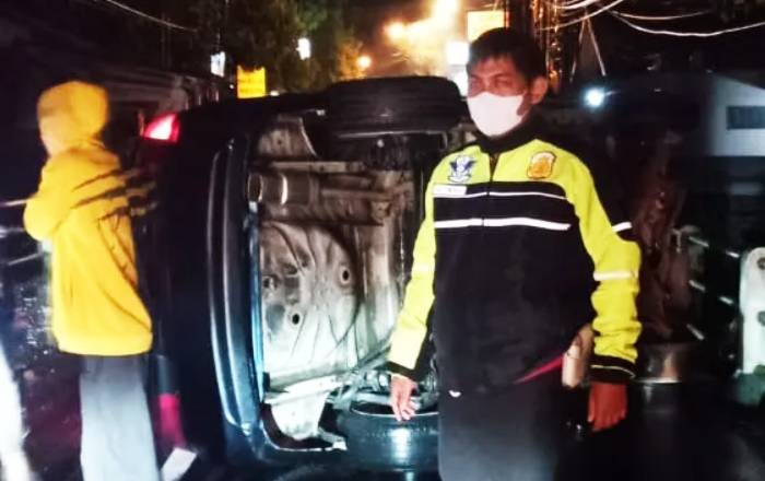 Oleng Lalu Tabrak Tembok Jembatan, Toyota Vios Terbalik di Banyumas, Diduga Sopir Ngantuk
