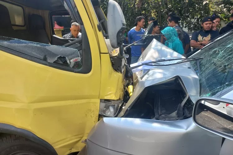 Panther dan Truk Terlibat Adu Banteng, Begini Kondisi Empat Korban
