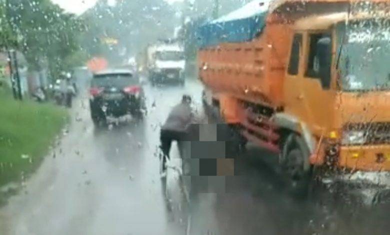 Berboncengan, Pasutri Alami Kecelakaan dengan Truk Tronton di Paseh Sumedang, Suami Tewas