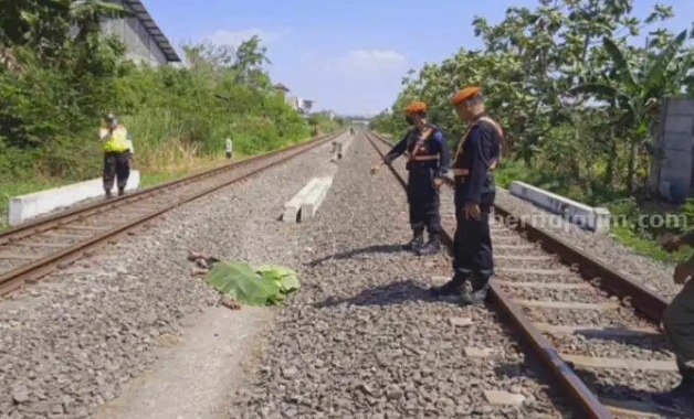 Pemancing Perempuan di Surabaya Tewas Tersambar KA Logistik