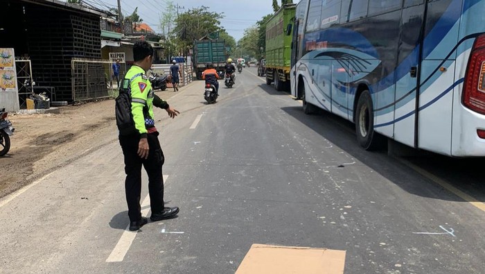 Pemotor Asal Jateng Tewas Terlindas Truk di Gresik