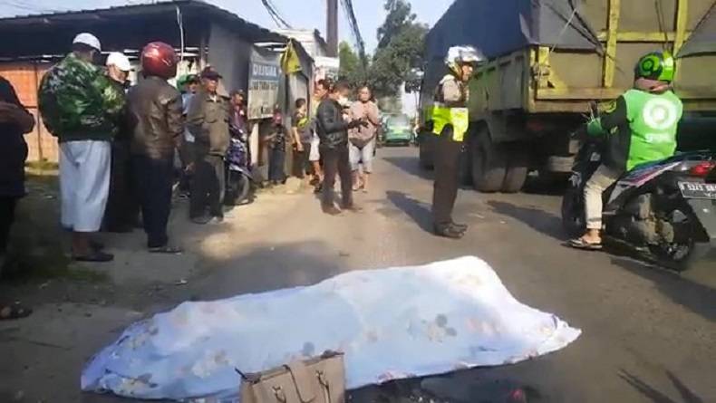 Pemotor Gagal Nyalip Lalu Terlindas Truk Fuso hingga Tewas di Kota Cimahi