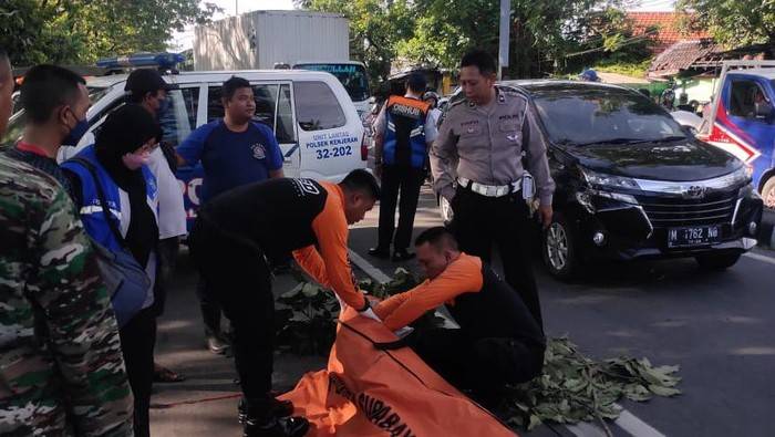 Pemotor Honda Beat Tewas Tertabrak Truk di Depan SMAN 19 Surabaya