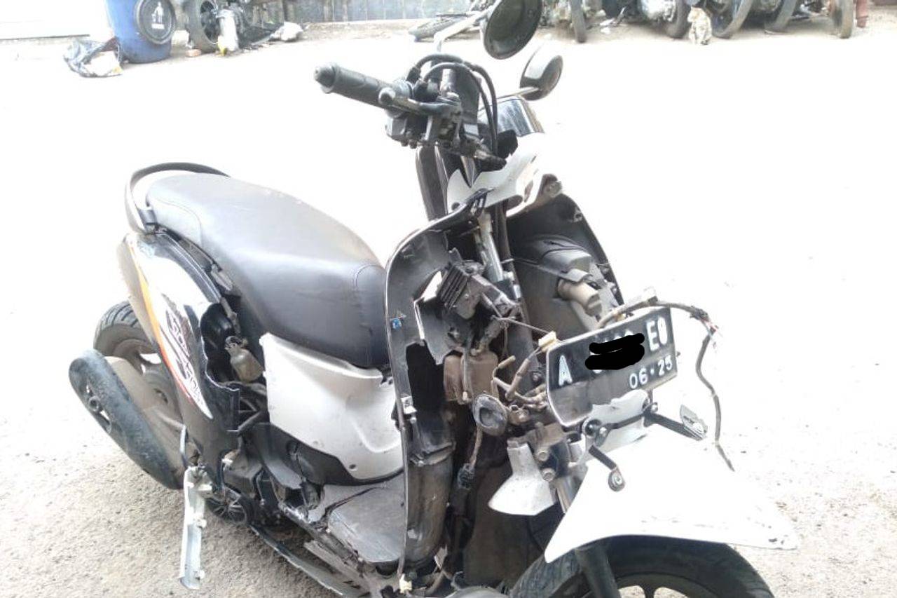 Pemotor Honda Scoopy Tewas Terlindas Truk Trailer di Serang