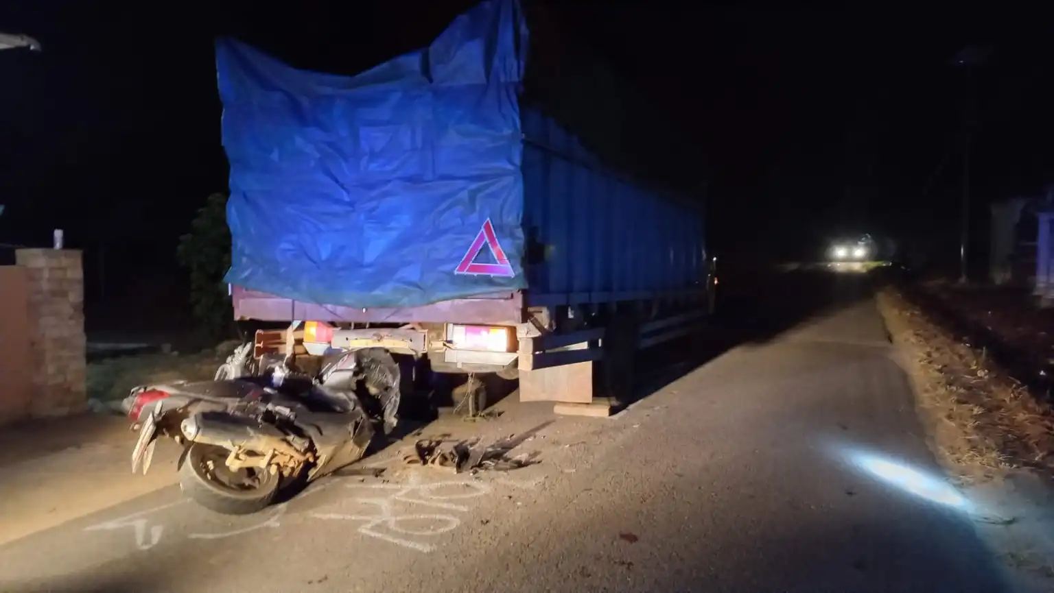 Pemotor Honda Vario Tabrak Bokong Truk di Jalan Dusun IV Bangka Barat