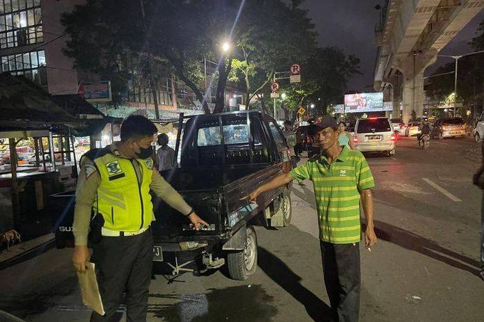 Pemotor Suzuki GSX Tewas usai Hantam Mobil Pikap Terpental hingga 2 Meter di Jalan Sudirman Kota Palembang