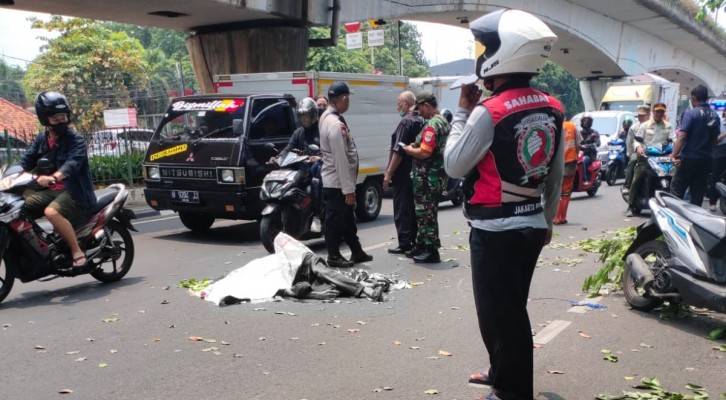 Innalillahi, Pemotor Tewas Tertimpa Pohon di Jalan Letjend Suprapto Jakarta Pusat