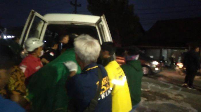 Pemotor Vario Tewas Terlindas Truk Muatan Rosok di Genuk Kota Semarang