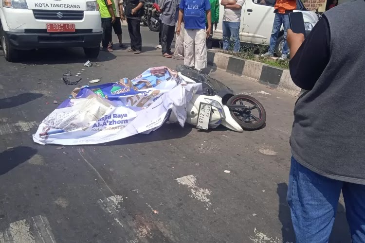Kecelakaan Maut Pemotor Wanita Meninggal Dunia Tertabrak Truk Trailer di Karawaci Tangerang