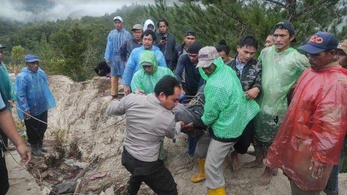 Pikap Daihatsu Hiline Masuk ke Jurang di Silaen Toba, Sopir Tewas 15 Lainnya Luka-luka