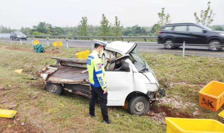 Pikap Grand Max Tabrak Pembatas Jalan di Tol Cipali Purwakarta, Satu Orang Tewas