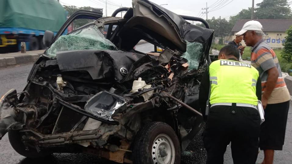 Pikap Grandmax Hantam Truk Tronton di Jombang, Kernet Tewas Sopir Luka
