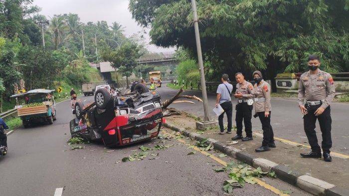 Pikap L300 Tabrak Pohon dan Terbalik di JLS Salatiga, Diduga Sopir Ngantuk
