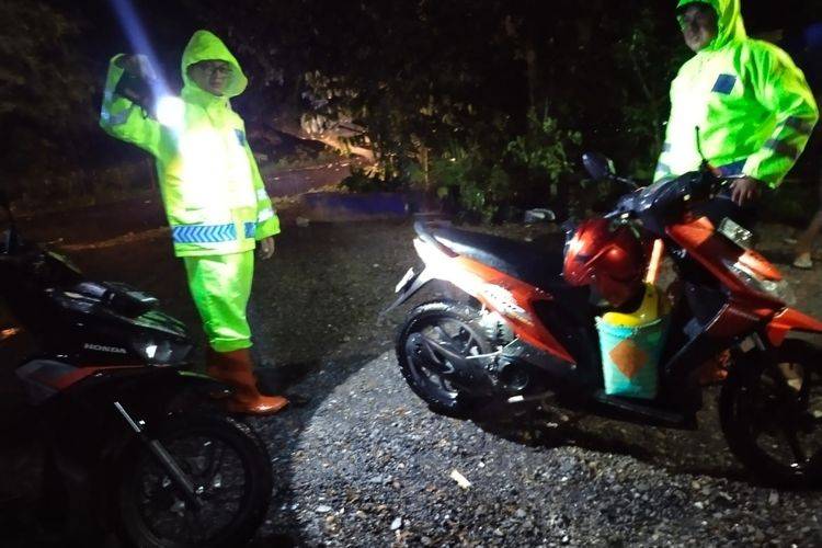 Pohon Tumbang di Ngawi saat Hujan Deras Lalu Ditabrak Motor, 2 Orang TSebanyak dua warga Kabupaten Ngawi, Jawa Timur tewas menabrak pohon tumbang saat hujan deras menguyur pada Jumat (18/11)  pukul 21:40 WIB.  Kapolsek Jogorogo, Ngawi, Iptu Nur Hidayat mengatakan, selain menewaskan dua orang, kecelakaan itu juga mengakibatkan tiga orang luka.  