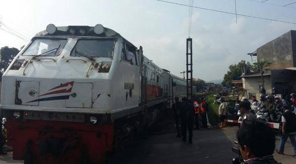 Tragis, Remaja Pakai Earphone Tewas Tertabrak Kereta di Garut