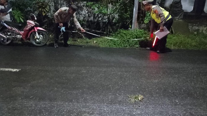Sedan Seruduk Motor di Karangasem, 1 Orang Tewas