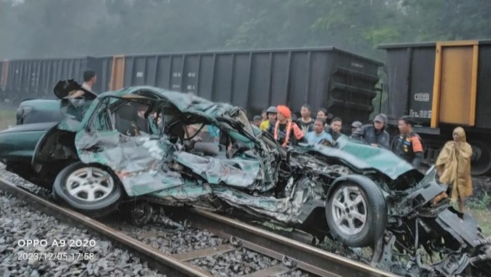 Sedan Terobos Rel Berujung Tertabrak Kereta Api di Lampung, 3 Orang Tewas