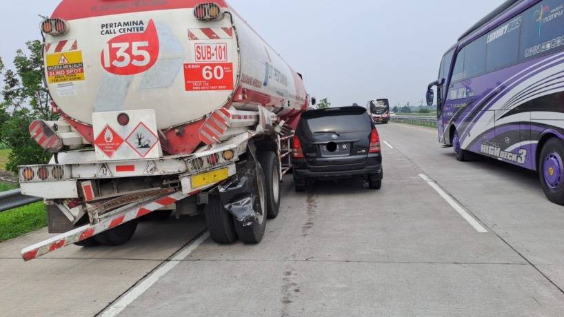Sekeluarga Terluka Usai Alami Kecelakaan dengan Truk Tangki Pertamina di Tol Jombang-Mojokerto