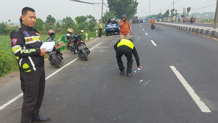 Senggolan hingga Tabrak Truk Parkir, Pengendara Motor di Jombang Tewas