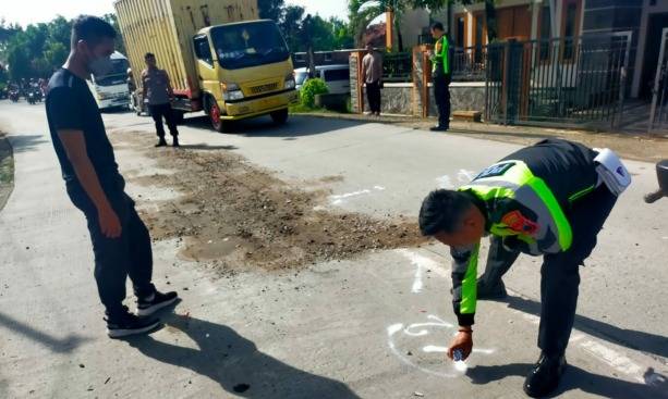 Seorang Guru di Grobogan Tewas Terlindas Truk Tronton
