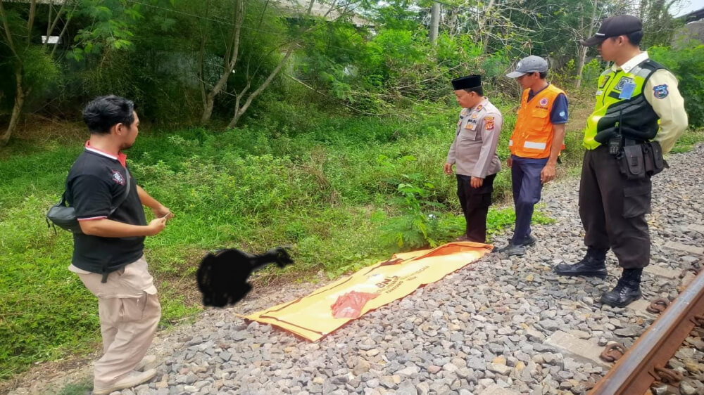 Seorang Pria di Kota Banjar Tewas Terserempet Kereta Api ketika Mencari Barang Bekas