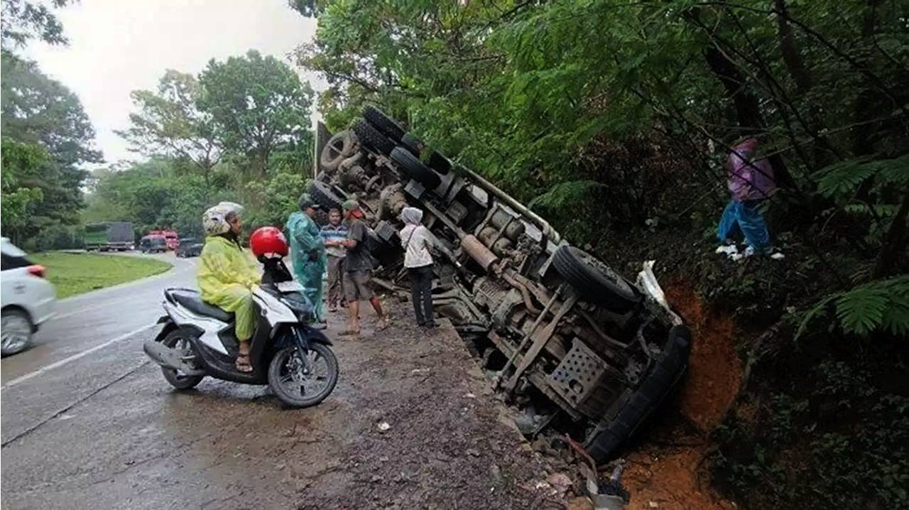 Sopir Tewas Usai Truk Bermuatan Batu Bara Kecelakaan di Sitinjau Lauik Kerinci