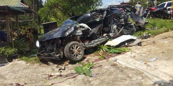 Sopir Tidur dan Tabrak Pohon, Satu Penumpang Tewas