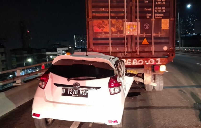 Tabrak Bagian Bekalang Kontainer, Pemobil Wanita Tewas di Tol Dalam Kota