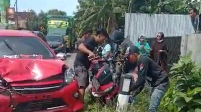 Tabrakan Beruntun 2 Mobil dan 1 Motor di Sidrap, 2 Mahasiswa Dilarikan ke RS