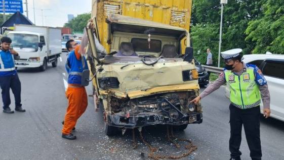 Tabrakan Beruntun 2 Truk dan 1 Bus di Tol Waru Sidoarjo, Seorang Sopir Patah Tulang