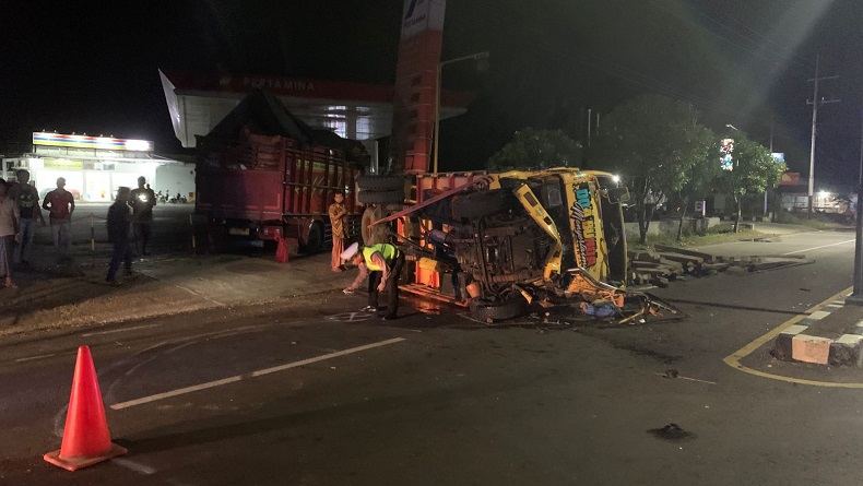 Tabrakan Dua Truk hingga Terbalik di Sumenep, 2 Orang Terluka