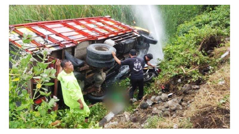 Kecelakaan di Pantura Juwana Pati, Tabrakan Truk dan Astrea Legenda hingga Masuk Sungai 15 Meter, Pemotor Tewas di Lokasi