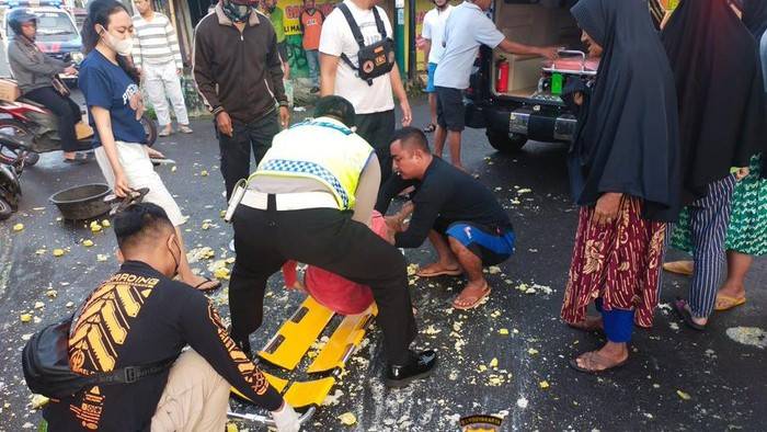 Tabrakan Truk dan Motor di Jalan Wonosari Simpang Wiyoro Bantul, Pemotor Dibawa ke RS