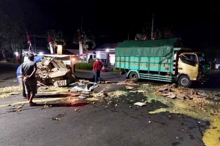 Tabrakan dengan Truk di Plosoklaten, Pikap Muatan Telur Terguling