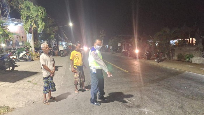 Tak Pakai Helm, Bule Ceko Tewas usai Tabrak Pikap Bermuatan Sayur