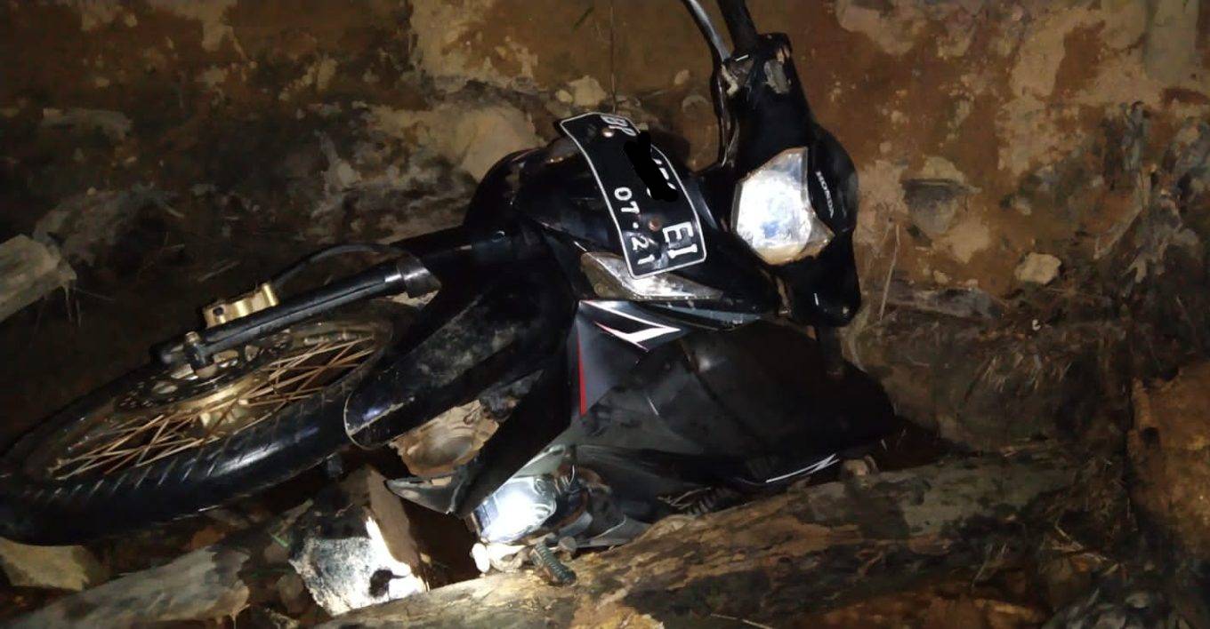 Tak Tahu Ada Jalan Ambles, Pemotor Tewas Masuk ke Lubang di Bintan