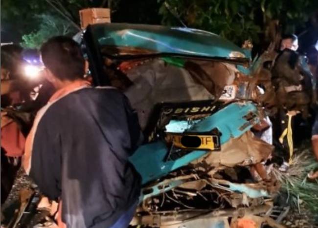 Taksi Colt L300 Alami Kecelakaan di Hamparaya Balangan, Korban 7 Orang Masuk RS