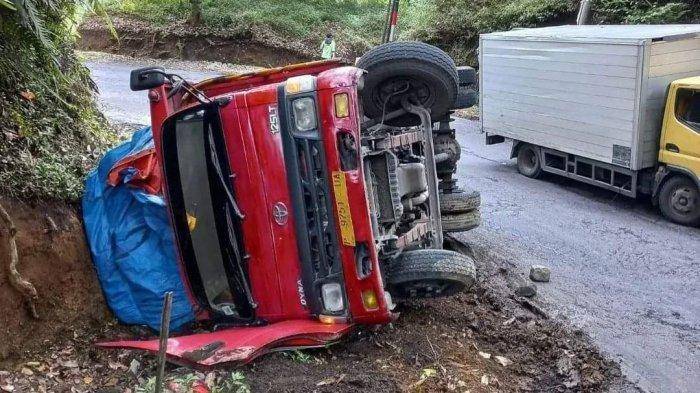 Tenaga Habis Saat Nanjak, Truk Muatan Pupuk Terguling di Bangli