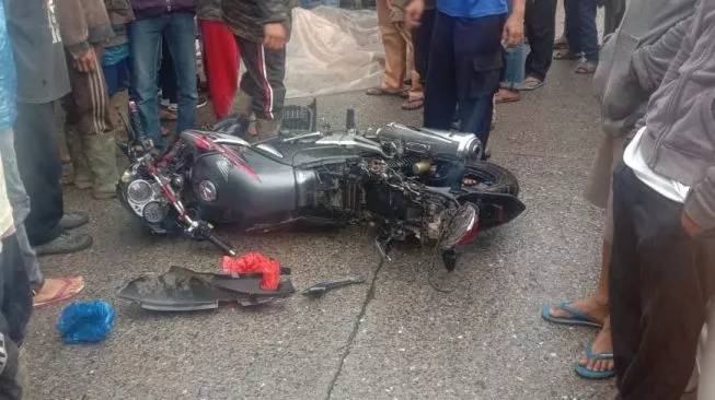 Terjatuh Lalu Tertabrak Truk Hino, Pelajar di Solok Tewas