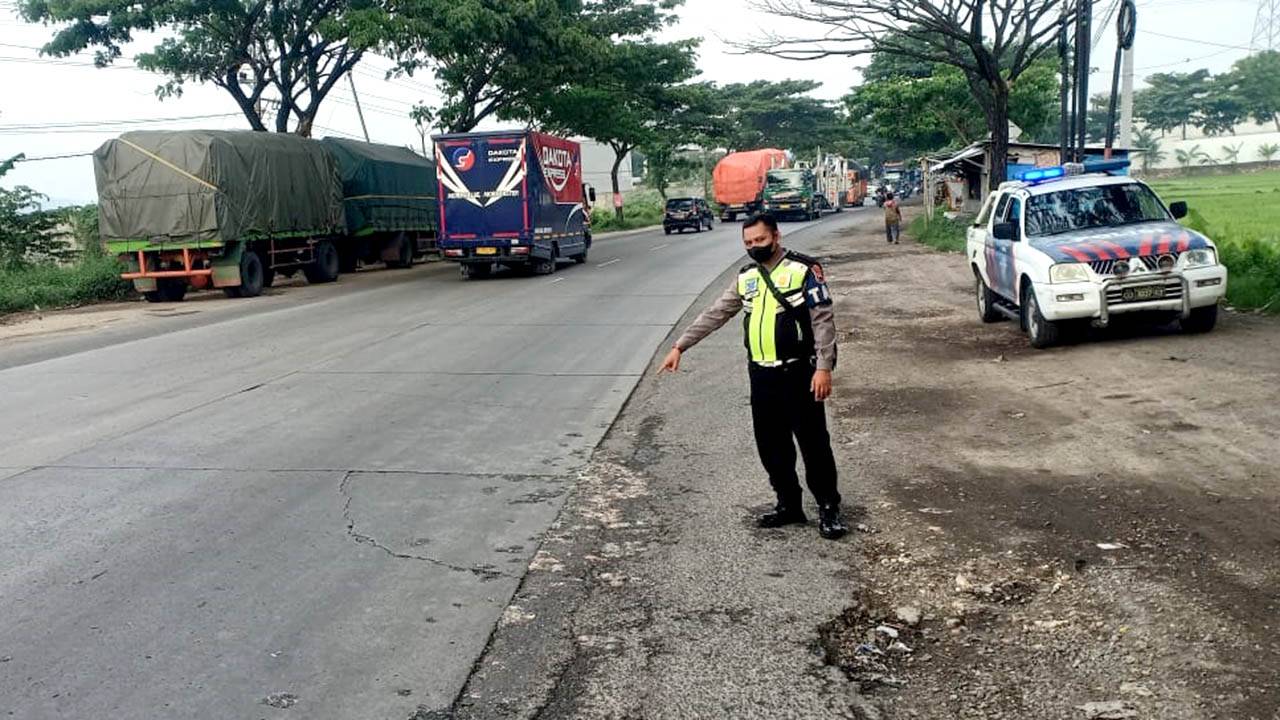 Terserempet Truk Tronton di Jalan Kudus-Pati, Pemotor Honda Vario Tewas