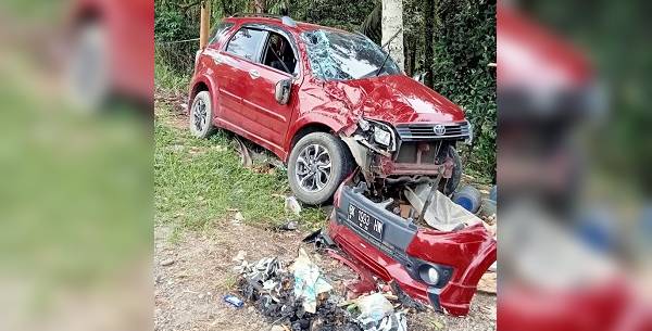 Toyota Rush Terbalik dan Tabrak Pohon di Kab. Bungo, Sopir Tewas 2 Penumpang Luka Berat