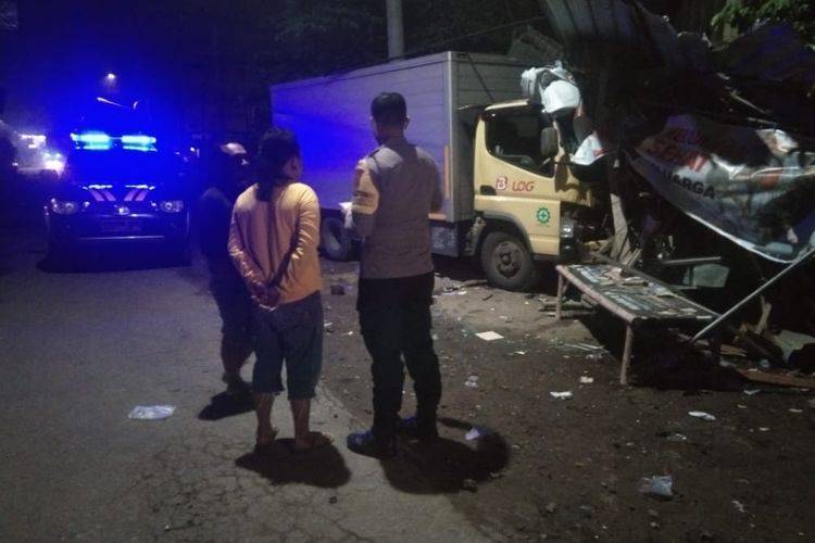 Tragis, Truk Tabrak Warung di Kediri, Seorang Tewas Saat Sedang Tidur Pulas