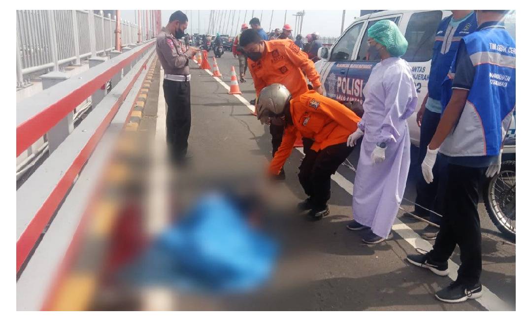 Tragis Petugas Kebersihan Tewas Tertabrak Mobil di Jembatan Suramadu Surabaya