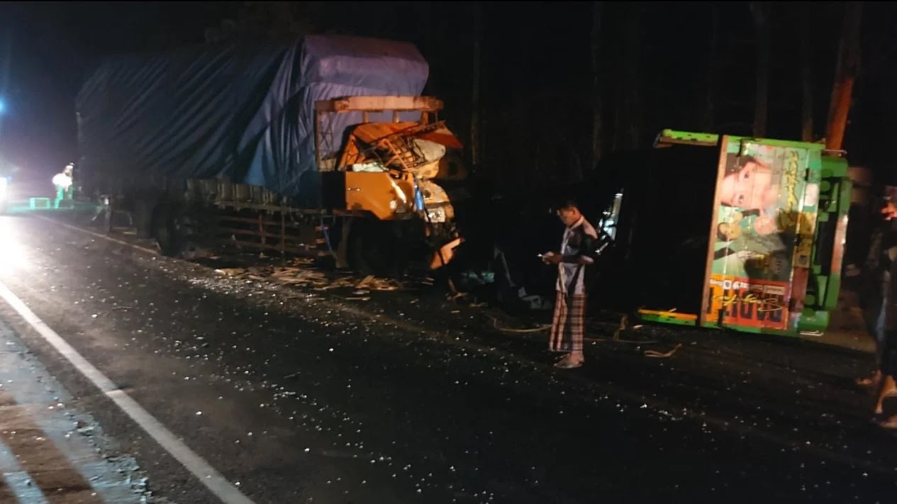 Truk Adu Banteng di Pantura Hutan Taman Nasional Baluran, Sopir Tewas Tergencet