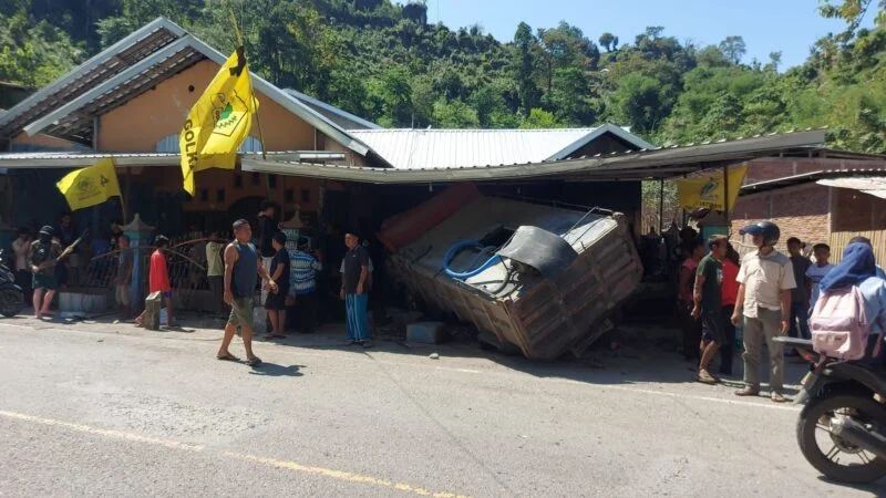 Truk Box Hantam Rumah Warga di Bima NTB, 2 Orang Tewas